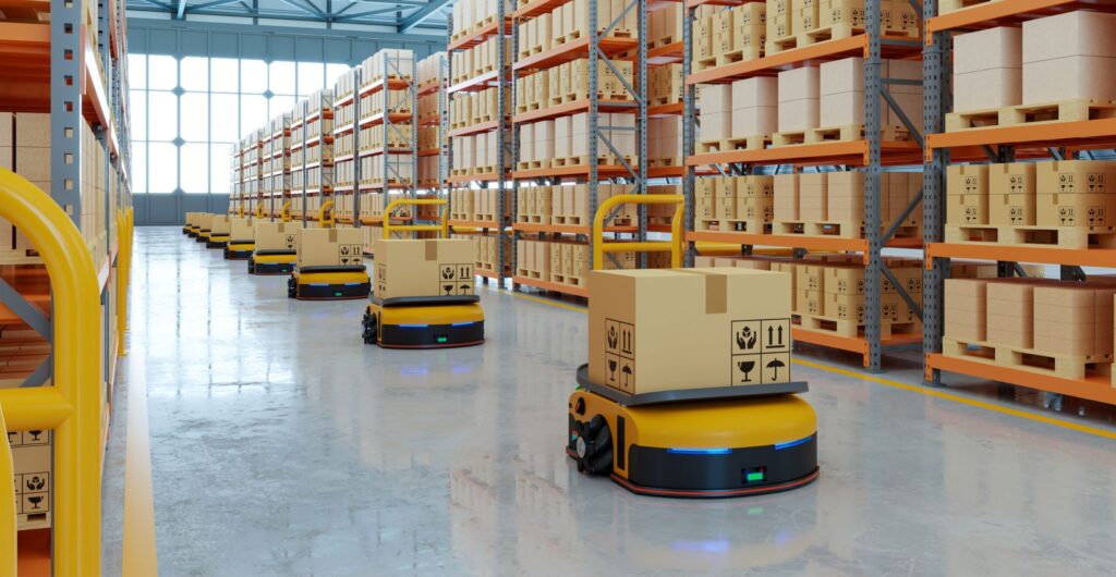 Lagerhalle mit orangefarbenen Industrieregalen voller Kartons - Insight zu Amazon Business im B2B-E-Commerce