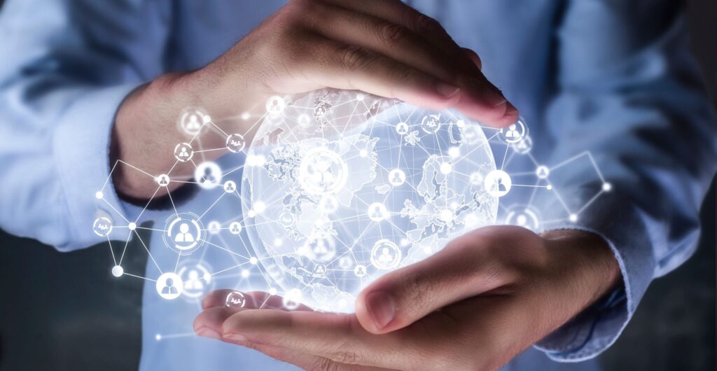 Zwei Hände umschließen ein leuchtendes Hologramm einer Weltkugel - Insight zur Kundengewinnung mit Social Media