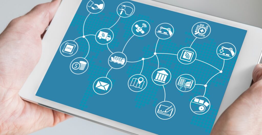 Hände halten ein Tablet mit vernetzten weißen Icons wie Bank und Briefumschlag - Insight zu digitalen Geschäftsmodellen