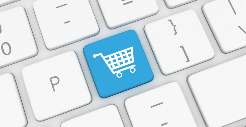 Computertastatur mit einer Taste, die durch ein blaues Einkaufswagen-Symbol ersetzt ist - Insight zum B2B-E-Commerce