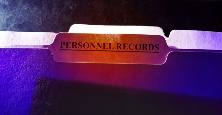 Aktenordner-Reiter mit Aufschrift 'PERSONNEL RECORDS' in violettem und orangefarbenem Licht - Erfolgs-Projekt im Gesundheitswesen