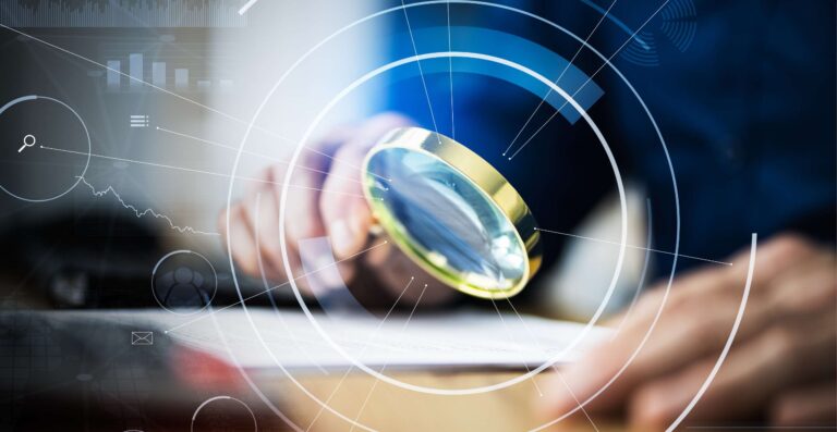 Geschäftsmann mit Lupe über Analytics-Hologramm (Balkendiagramm, Kontakt-Symbol, Brief) - Erfolgs-Projekt in der Konsumgüterindustrie