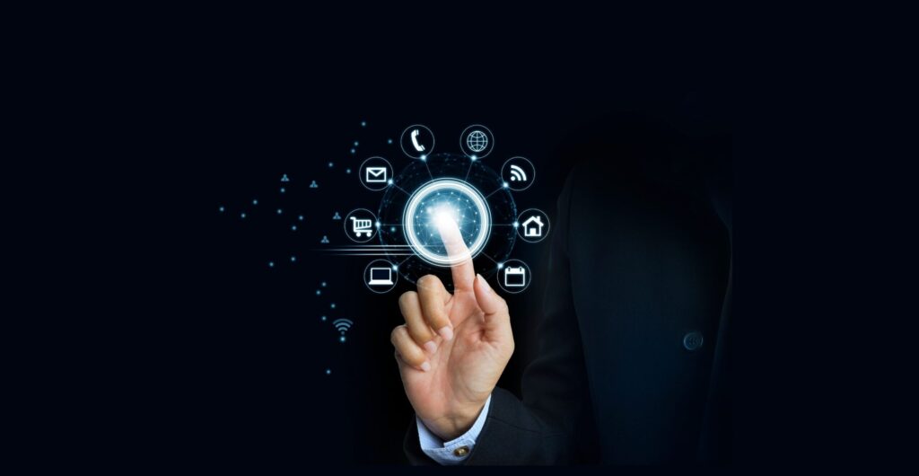 Person im Anzug berührt ein leuchtendes digitales Netzwerk mit Kommunikationssymbolen - Erfolgs-Projekt im Handel bei mpcg