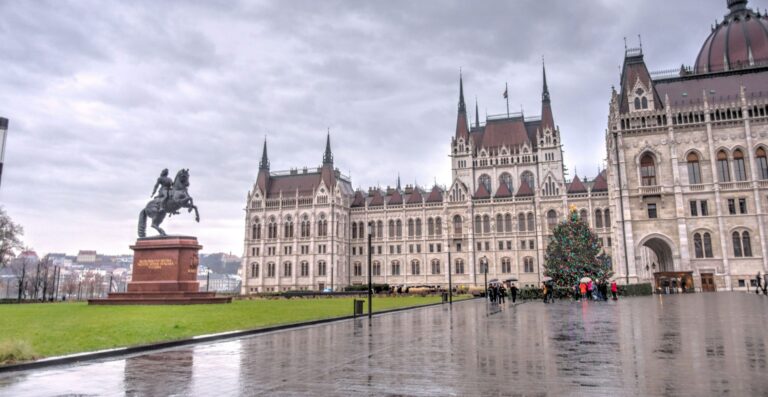 Historisches Regierungsgebäude mit Kuppeltürmen und Reiterstandbild an einem Fluss - Erfolgs-Projekt im Hochschulmarketing