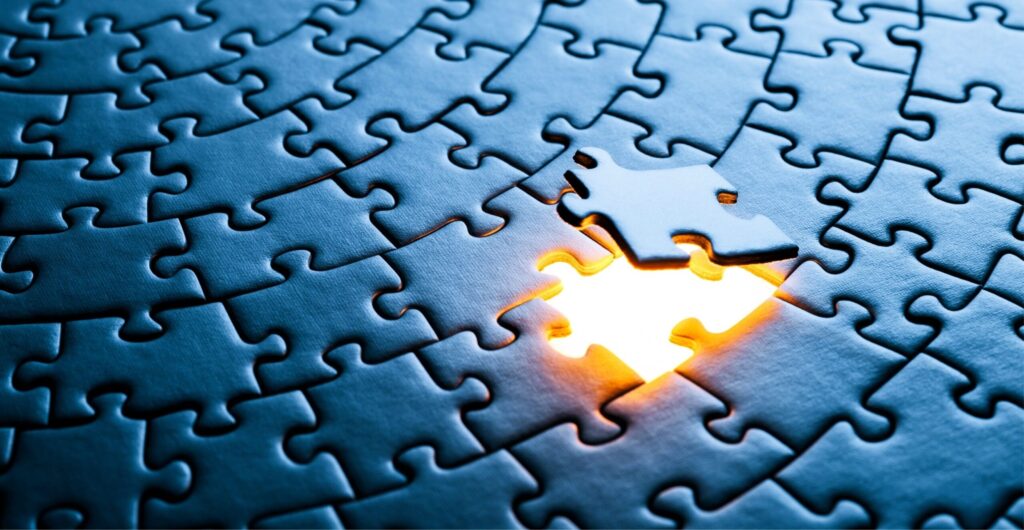 Das letzte fehlende Puzzleteil wird eingesetzt, goldenes Licht scheint durch die Lücke - Insight zur Unternehmensstrategie