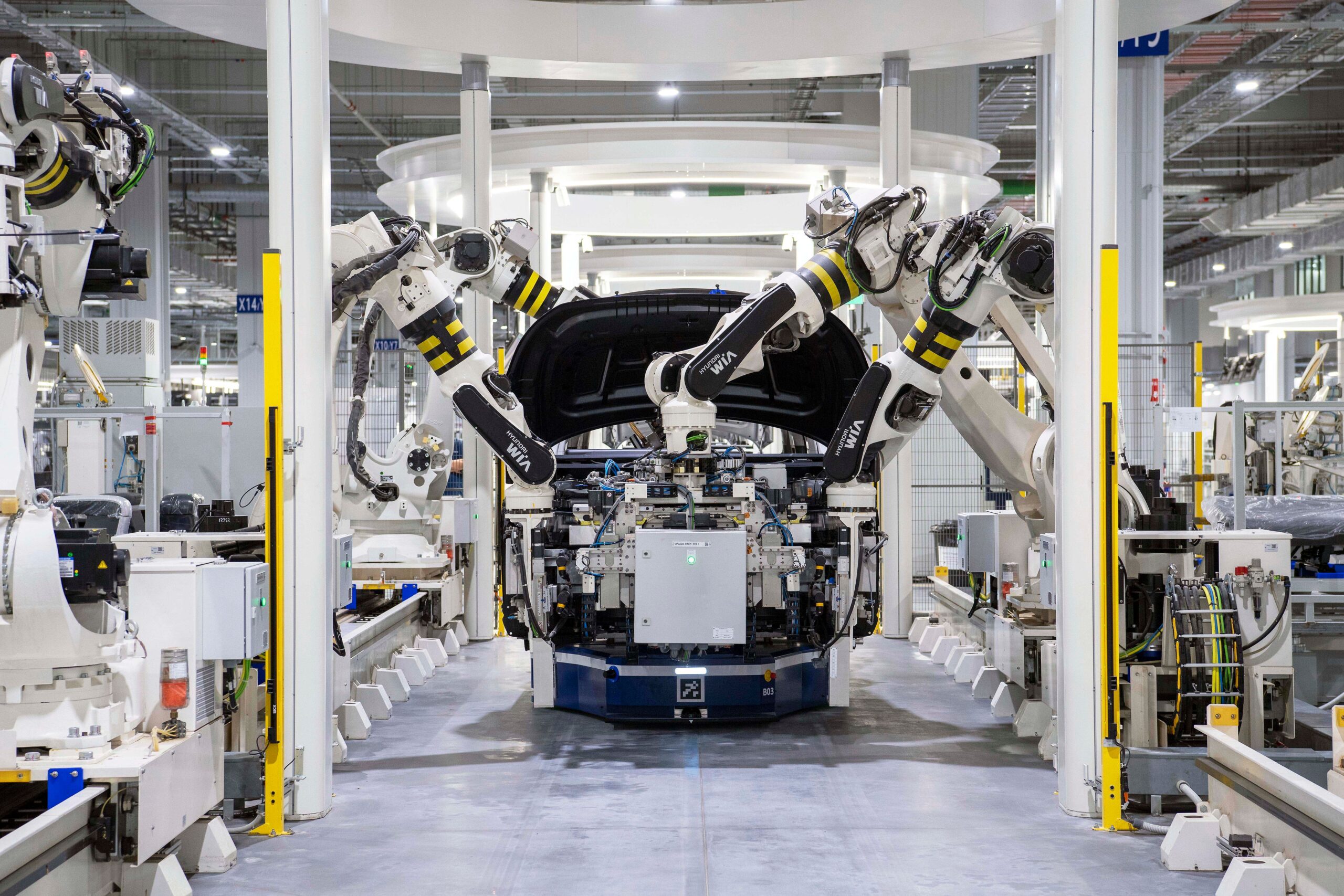 Industriearbeiterin in Produktionshalle