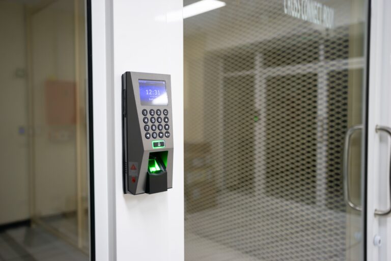 Biometrisches Fingerabdruck-Zugangsterminal an einer Tür in einem Produktionsgebäude - Erfolgs-Projekt bei einem Süßwarenhersteller